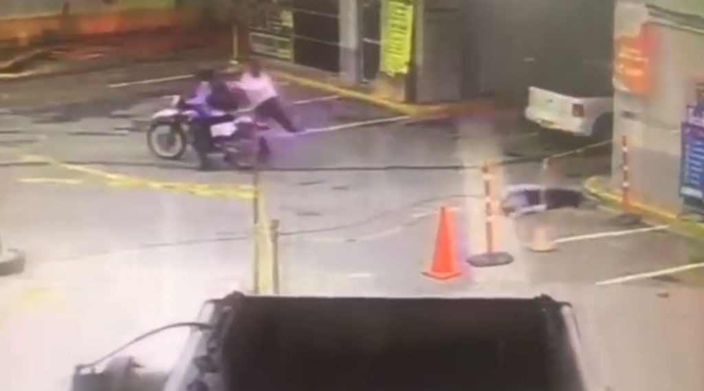 En Normandía asesinan a expolicía en medio de un hurto 4 En Normandía asesinan a expolicía en medio de un hurto Esperando unos arreglos de su camioneta de platón, un policía retirado encontró ayer una inesperada y violenta muerte en plena bomba de servicio frente a la estación de TransMilenio Normandía. El pánico quedó sembrado en el barrio Normandía Occidental (Engativá), pues la balacera tronó en este sector de la capital.