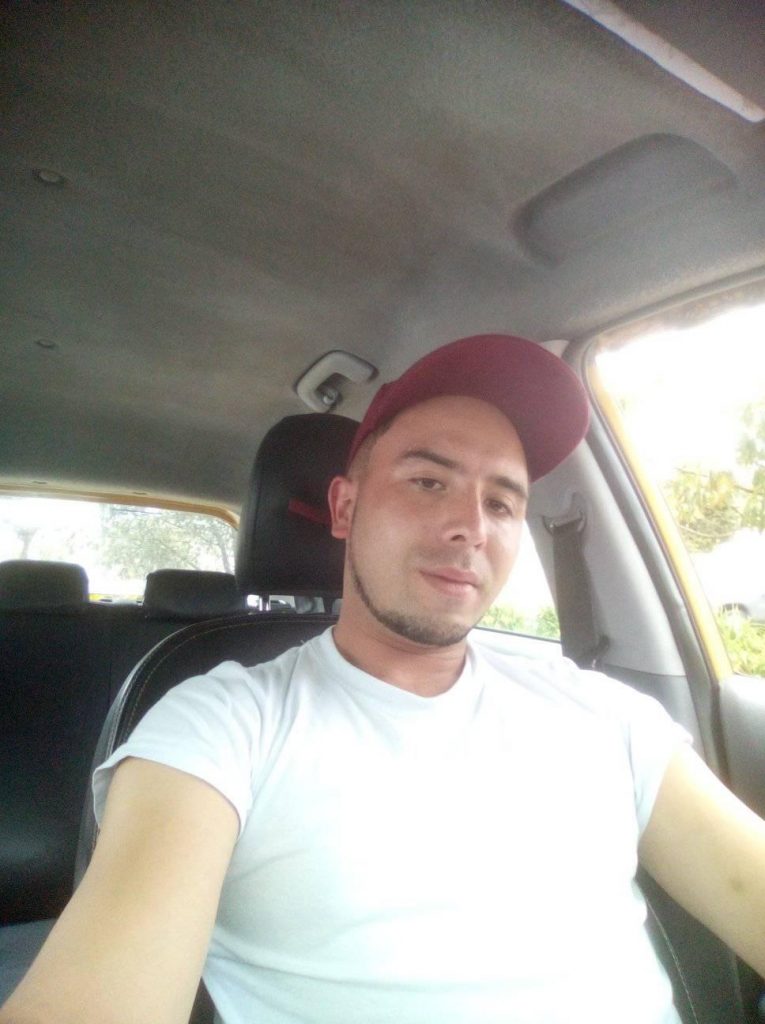Pasajeros asesinan a bala al taxista Yesid en San Cristóbal 3 Pasajeros asesinan a bala al taxista Yesid en San Cristóbal Con la cabeza recostada sobre la cabrilla, las manos colgándole a cada lado de su cuerpo y sangrando por el costado derecho del cráneo, se observaba desde afuera, por la ventana del conductor, a un taxista dentro de su vehículo. Aparentemente ya estaba sin vida.