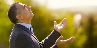 ¡Póngale buena vibra a todo! 2 ¡Póngale buena vibra a todo! ¿Se siente triste? Cierre los ojos y por un instante traiga a su mente la gracia inocente de un niño. Esta es una sencilla invitación a vivir sin complicarse, a caminar las calles con libertad y a no perder ni un minuto de los buenos momentos que le esperan.