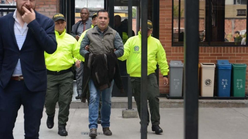 Capitán Álvarez, del Inpec, fue condenado a 15 años de cárcel 1 Capitán Álvarez, del Inpec, fue condenado a 15 años de cárcel El Juzgado 57 de conocimiento de Bogotá condenó a 15 años de prisión al Capitán del Inpec, David Alexánder Álvarez Cárdenas, por su conocimiento y participación en el plan de fuga de la excongresista Aída Merlano, en el año 2019.