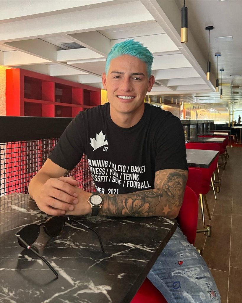 James sorprendió con su nuevo color de cabello 4 James sorprendió con su nuevo color de cabello James Rodríguez volvió a ser noticia y no precisamente por su talento en la cancha o por destacarse con su equipo en el fútbol de Catar. Esta vez el 10 de la Selección Colombia dio de que hablar por su drástico cambio de look.