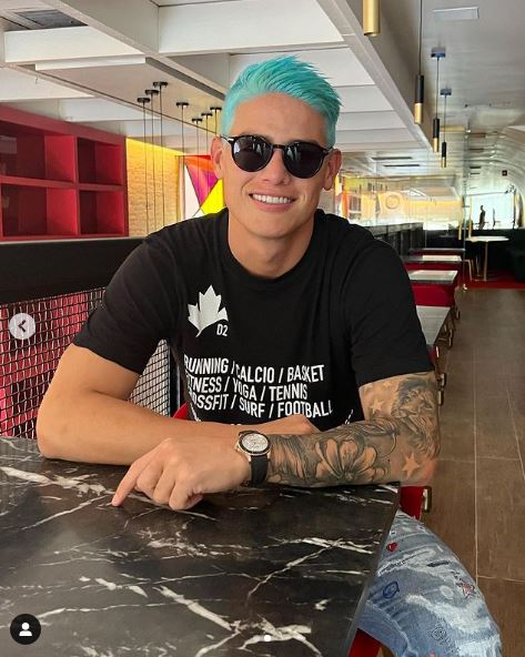 James sorprendió con su nuevo color de cabello 2 James sorprendió con su nuevo color de cabello James Rodríguez volvió a ser noticia y no precisamente por su talento en la cancha o por destacarse con su equipo en el fútbol de Catar. Esta vez el 10 de la Selección Colombia dio de que hablar por su drástico cambio de look.