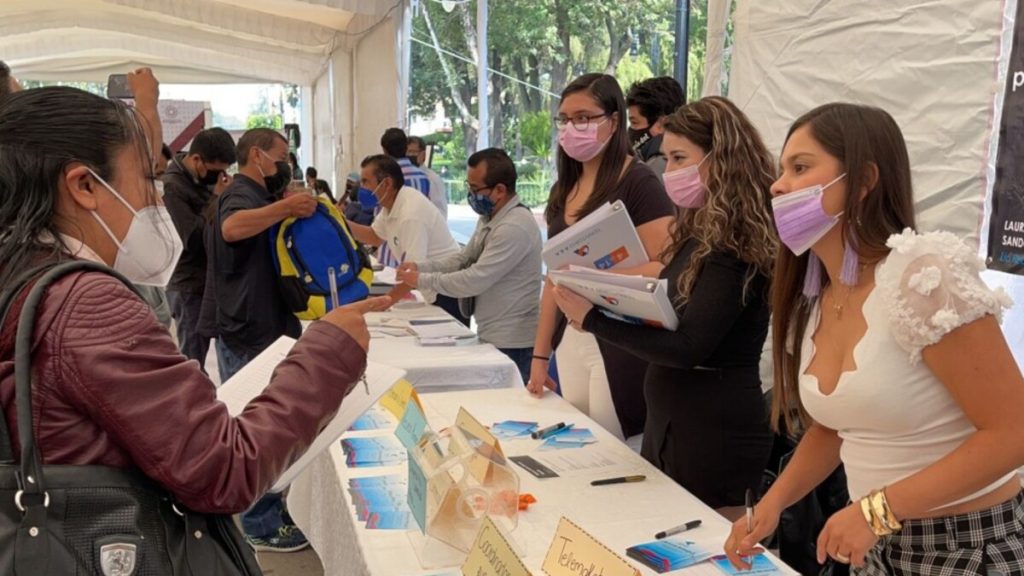 Fundación donará más de $48 mil millones para empleos de jóvenes Para mejorar las oportunidades laborales para los jóvenes en Colombia, la Fundación Howard G. Buffett donó al país 12,5 millones de dólares (unos 48.395 millones de pesos) para lanzar el Programa de Empleabilidad para Jóvenes.