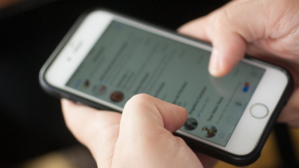 WhatsApp Web, una herramienta potente WhatsApp es una aplicación de mensajería para móviles usada por muchos y hasta la favorita de un gran número de personas. Según una encuesta de la firma Statista, en enero de 2021, dos mil millones de usuarios accedían al chat de WhatsApp mensualmente.