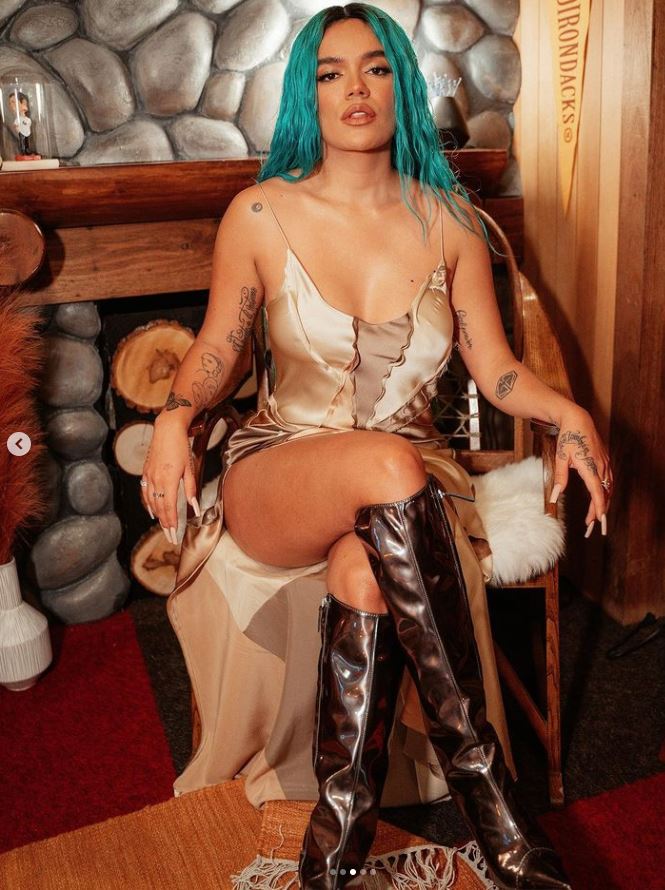 Karol G también es noticia por su aparatosa caída 3 Karol G también es noticia por su aparatosa caída La cantante paisa Karol G sorprendió en el programa del estadounidense Jimmy Fallon, al revelar que va a debutar como actriz en una producción de Netflix.