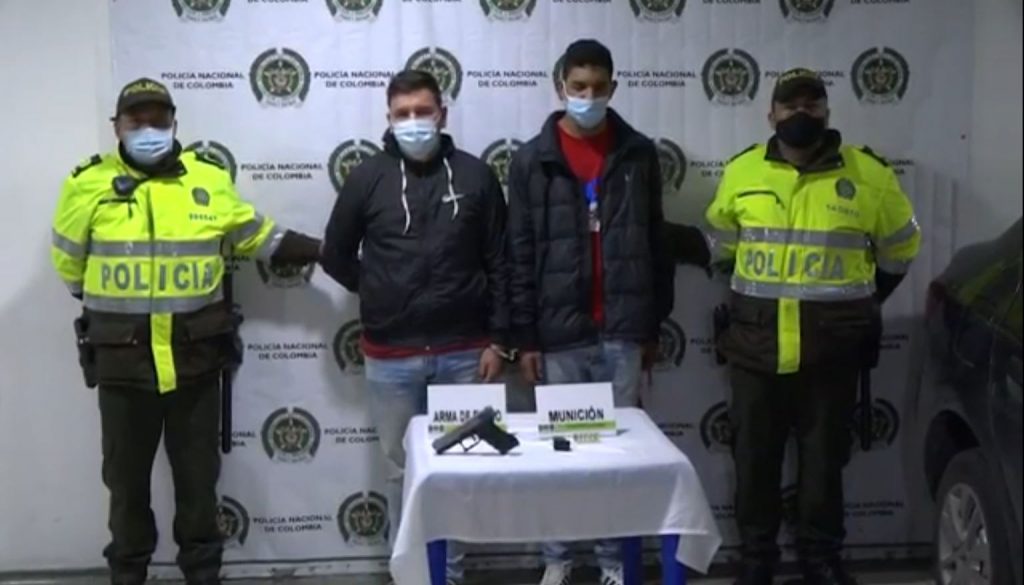 Capturan a dos pillos en Kennedy tras robo de camioneta En la mañana de este martes en inmediaciones de la Clínica del Occidente, localidad de Kennedy, se presentó una fuerte balacera luego de que un grupo de delincuentes hurtara una camioneta de alta gama.