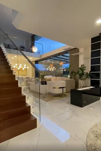 Lina Tejeiro sorprendió con el tour por su lujosa vivienda 2 Lina Tejeiro sorprendió con el tour por su lujosa vivienda La reconocida actriz Lina Tejeiro sorprendió en sus redes sociales a todos sus seguidores con un video del tan pedido "House Tour", un recorrido por los espacios y rincones de la lujosa casa donde vive.