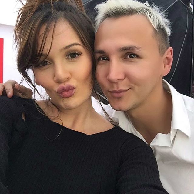 Pistas que indican que lo del famoso estilista sería homicidio 6 Pistas que indican que lo del famoso estilista sería homicidio La noticia de muerte del estilista Mauricio Leal y su madre, Marleny Hernández Tabares, conocida el pasado lunes 22 de noviembre, conmovió al mundo del entretenimiento, con el que Leal tenía vínculos muy fuertes.