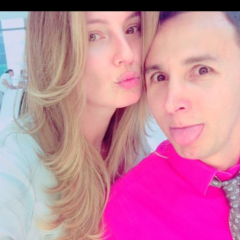 El dolor de los famosos por la muerte del estilista Mauricio Leal Un gran vacío sienten hoy decenas de famosos por cuenta de la extraña muerte del estilista caleño Mauricio Leal, quien apareció sin vida, junto a su mamá, en su vivienda ubicada en el municipio de La Calera (Cundinamarca).