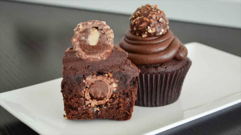 Cupcakes con ‘sorpresa’ El chocolate es uno de los ingredientes más usados en la repostería, pero pese a eso, no suele verse mucho en recetas de cupcakes o ponquecitos, por esta razón, en la Q’receta de esta semana queremos enseñarle una preparación fácil y deliciosa con ese ingrediente que casi todo el mundo ama.