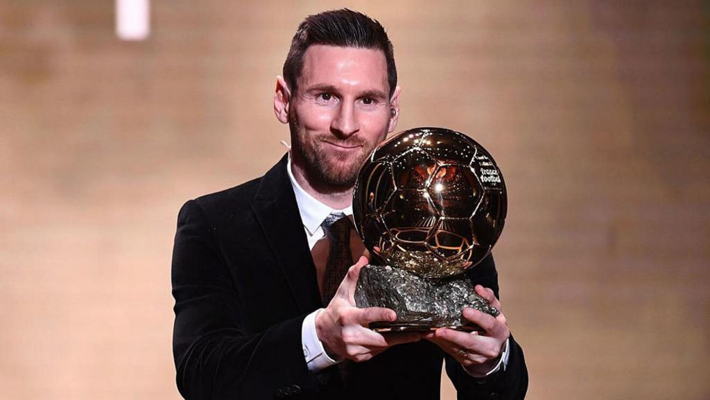 El argentino Lionel Messi se ganó su séptimo Balón de Oro El argentino Lionel Messi, jugador del París SG, acaba de conquistar su séptimo Balón de Oro, el prestigioso premio que concede la revista France Football al mejor futbolista del año, en una ceremonia celebrada este lunes en la capital francesa.