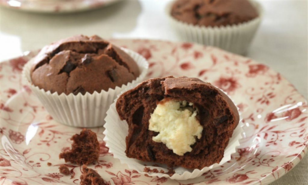 Cupcakes con ‘sorpresa’ El chocolate es uno de los ingredientes más usados en la repostería, pero pese a eso, no suele verse mucho en recetas de cupcakes o ponquecitos, por esta razón, en la Q’receta de esta semana queremos enseñarle una preparación fácil y deliciosa con ese ingrediente que casi todo el mundo ama.