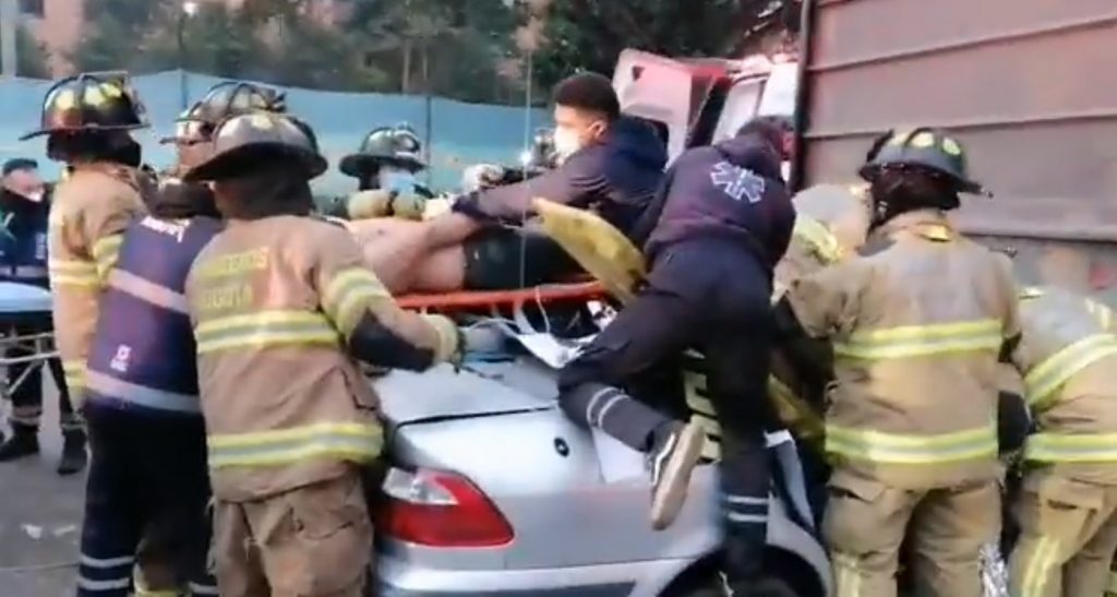 En video: Carro se estrelló de frente contra un camión en Suba 2 En video: Carro se estrelló de frente contra un camión en Suba Un impresionante accidente ocurrió esta mañana en el norte de la ciudad, donde un vehículo particular de placas BSU-794 se estrelló de frente contra la parte trasera de un vehículo de carga. Por fortuna no se presentaron víctimas mortales.