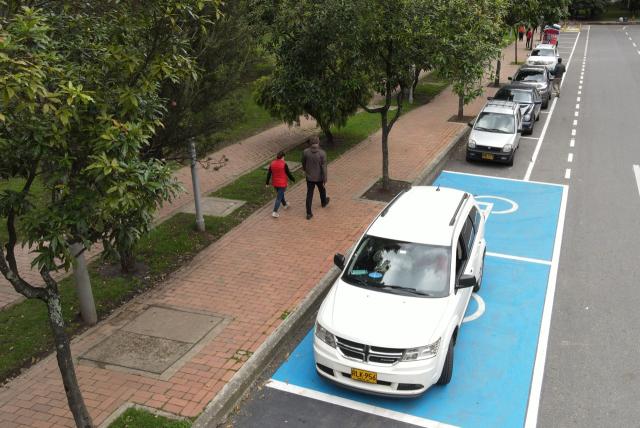 Ya funcionan las zonas de parqueo pago en Bogotá 2 Ya funcionan las zonas de parqueo pago en Bogotá Desde este martes comenzó en Bogotá el recaudo del parqueo en las vías, un plan con el que se busca descongestionar el espacio público y de paso destinar recursos que permitan financiar el transporte público. A continuación le contamos lo que debe saber de este nuevo proyecto en Bogotá.