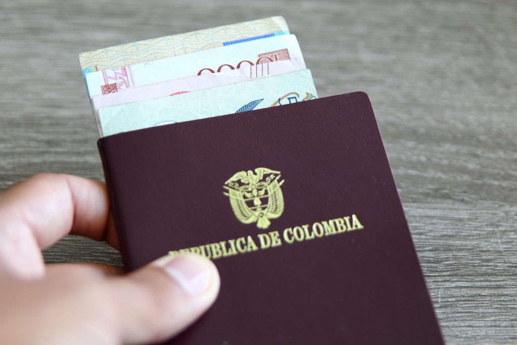 Plan piloto para sacar pasaporte solamente con digiturnos La Cancillería de Colombia informó que este lunes 29 de noviembre comienza oficialmente el plan piloto de la asignación de turnos para sacar el pasaporte colombiano sin cita previa, por medio de la estrategia de pico y cédula y la asignación de digiturnos. Este plan piloto comienza únicamente en la sede de la Calle 53, en Bogotá.