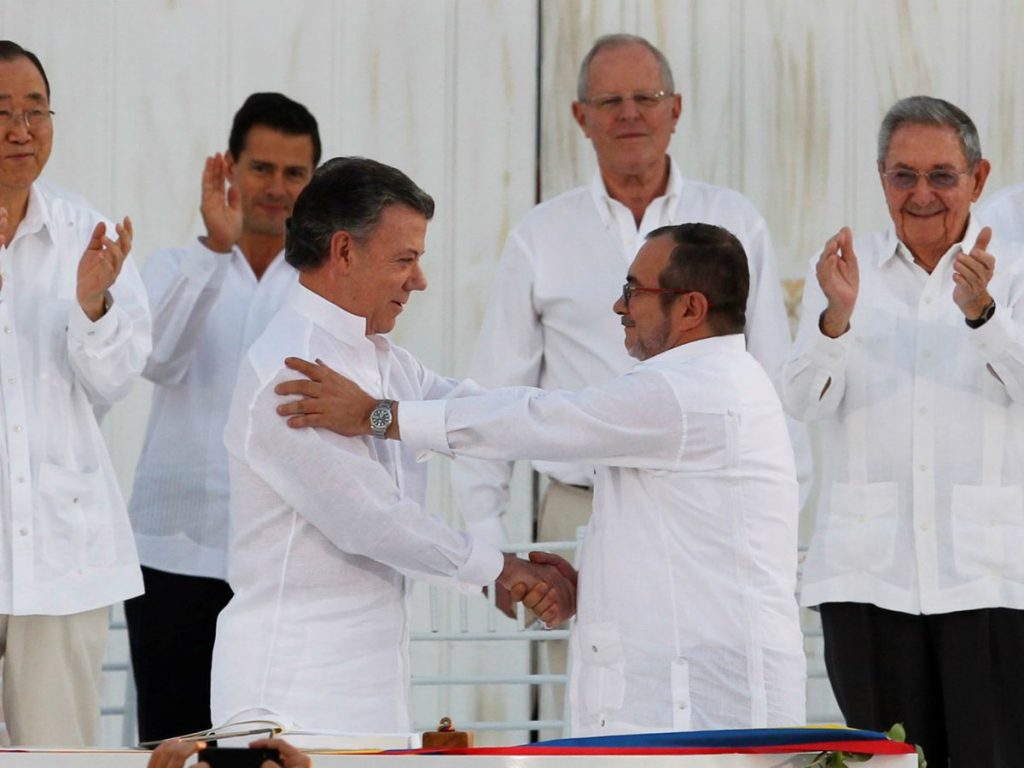 Colombia celebra los 5 años de la firma el acuerdo de paz 2 Colombia celebra los 5 años de la firma el acuerdo de paz Uno de los conflictos más crueles de América comenzó a extinguirse hace cinco años. Colombia recordó este miércoles el pacto de paz que hizo posible el desarme de la guerrilla de las Farc, con un encuentro entre protagonistas y críticos en presencia del jefe de la ONU.