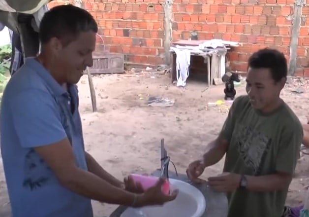 Tiene tanto amor que vive junto a su esposo y su amante 3 Tiene tanto amor que vive junto a su esposo y su amante A través de redes sociales, se hizo viral la historia de Andreza, una mujer brasileña que vive en la misma casa con su esposo y amante para no “vivir engañando a alguien”.