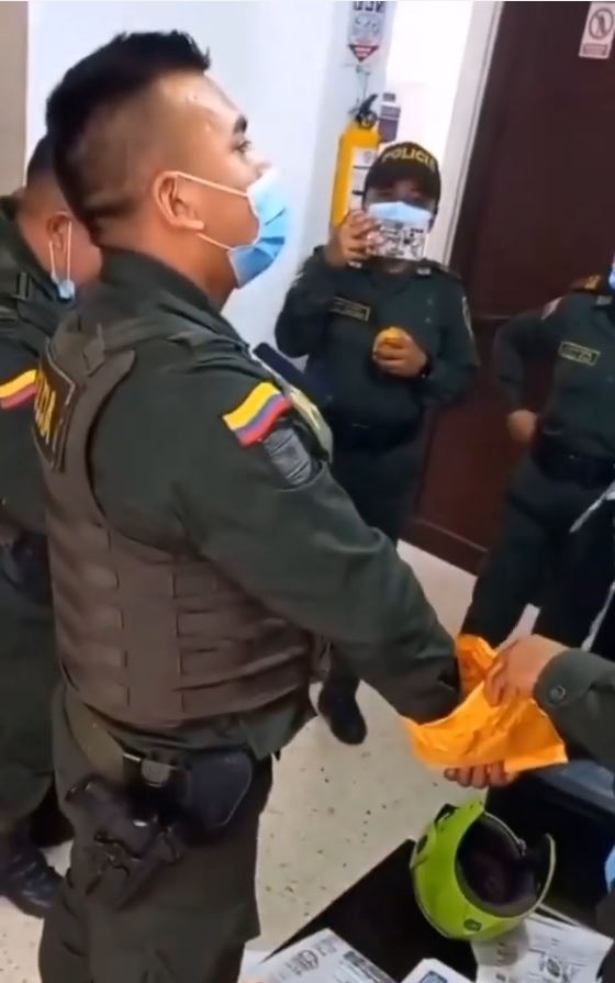 Policía se emociona por no tener que trabajar en Navidad En las redes sociales se ha hecho viral el video de un policía que celebra el no tener que trabajar en esta Navidad, y es que definitivamente a muchos la idea de no poder compartir con la familia en estas fechas les pega duro.