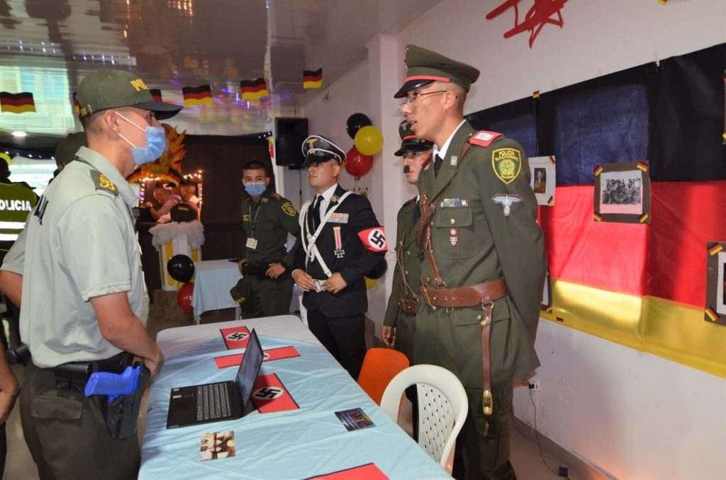 Bochorno en la Policía por acto educativo con símbolos nazis La Policía Nacional rechazó los hechos registrados este jueves en la Escuela Simón Bolívar, ubicada en el municipio de Tuluá (Valle del Cauca), donde un grupo de uniformados y estudiantes utilizaron símbolos nazis para conmemorar un acto educativo.