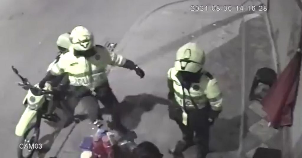EN VIDEO. En Kennedy, policías agredieron a vendedora de tintos Luego de que en la noche de este miércoles el secretario de Gobierno, Luis Ernesto Gómez, diera a conocer un video en el que se ve la agresión de un par de policías contra una vendedora de tintos en una vía pública de la localidad de Kennedy, el hecho generó un gran repudio en Bogotá.