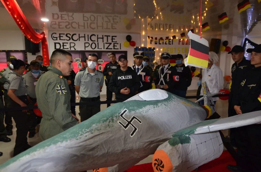 Bochorno en la Policía por acto educativo con símbolos nazis La Policía Nacional rechazó los hechos registrados este jueves en la Escuela Simón Bolívar, ubicada en el municipio de Tuluá (Valle del Cauca), donde un grupo de uniformados y estudiantes utilizaron símbolos nazis para conmemorar un acto educativo.