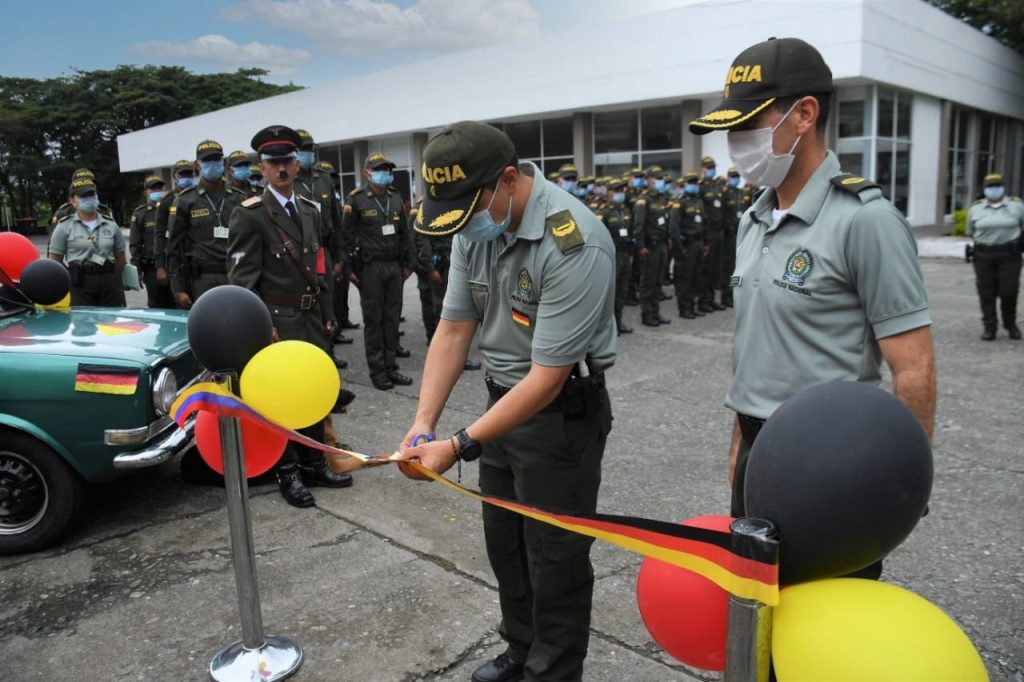 Bochorno en la Policía por acto educativo con símbolos nazis La Policía Nacional rechazó los hechos registrados este jueves en la Escuela Simón Bolívar, ubicada en el municipio de Tuluá (Valle del Cauca), donde un grupo de uniformados y estudiantes utilizaron símbolos nazis para conmemorar un acto educativo.