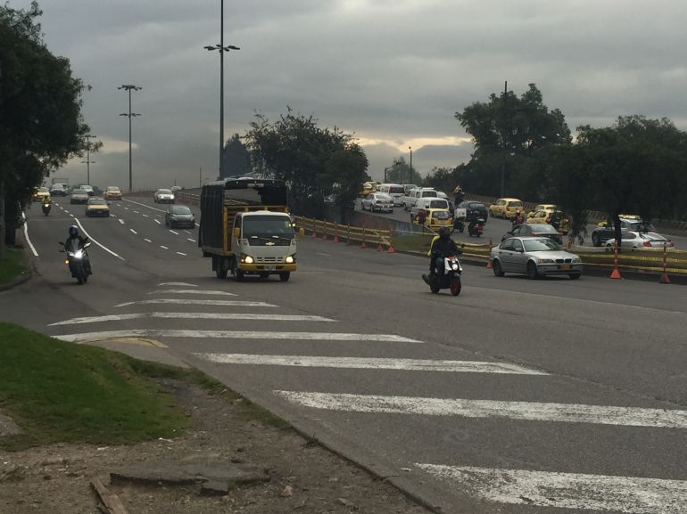 El IDU anuncia que demolerá el puente de la Carrera 68 con 26 2 El IDU anuncia que demolerá el puente de la Carrera 68 con 26 Por cuenta de la construcción de la troncal de TransMilenio de la Carrera 68, se vienen en Bogotá varias novedades viales, y una de las dadas a conocer de manera reciente es la de un nuevo puente vehicular que conectará esta importante avenida con la Calle 26.