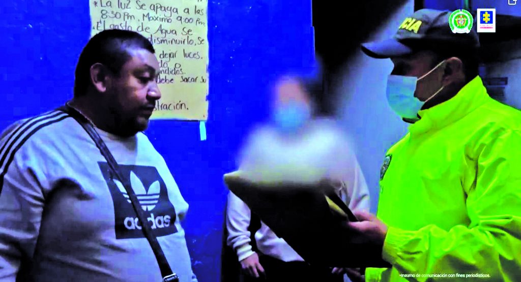Duro golpe a red de proxenetas en el centro 1 Duro golpe a red de proxenetas en el centro Junto con la Policía Metropolitana realizaron un operativo en la zona de tolerancia del centro de la capital, en el barrio Santa Fe (en Los Mártires), en donde varios establecimientos estaban ofreciendo servicios sexuales con menores de edad. En este control fueron capturadas ocho personas, identificadas como Juan Quintero Calderón, Norbey Ariza Zárate, Kelvin Yesid Pérez Vagas, María Luisa Contreras Parra, Yenny Peralta Amaya y Luis Guillermo Granados Castellanos.