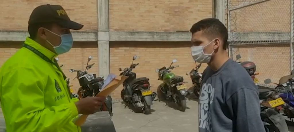 Duro golpe a red de proxenetas en el centro 2 Duro golpe a red de proxenetas en el centro Junto con la Policía Metropolitana realizaron un operativo en la zona de tolerancia del centro de la capital, en el barrio Santa Fe (en Los Mártires), en donde varios establecimientos estaban ofreciendo servicios sexuales con menores de edad. En este control fueron capturadas ocho personas, identificadas como Juan Quintero Calderón, Norbey Ariza Zárate, Kelvin Yesid Pérez Vagas, María Luisa Contreras Parra, Yenny Peralta Amaya y Luis Guillermo Granados Castellanos.