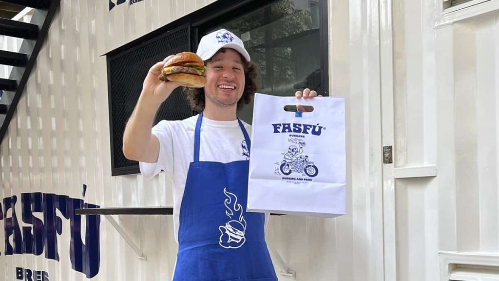 Cadena de restaurantes de Luisito Comunica en Colombia El reconocido youtuber de viajes, Luisito Comunica, sorprendió a sus seguidores en Colombia tras anunciar que abrirá una cadena de restaurantes de comidas rápidas en el país. Cabe mencionar que Luisito hace algunos años ya se había lanzado como empresario en este sector de la gastronomía, cuando abrió su restaurante de comida asiática en México.