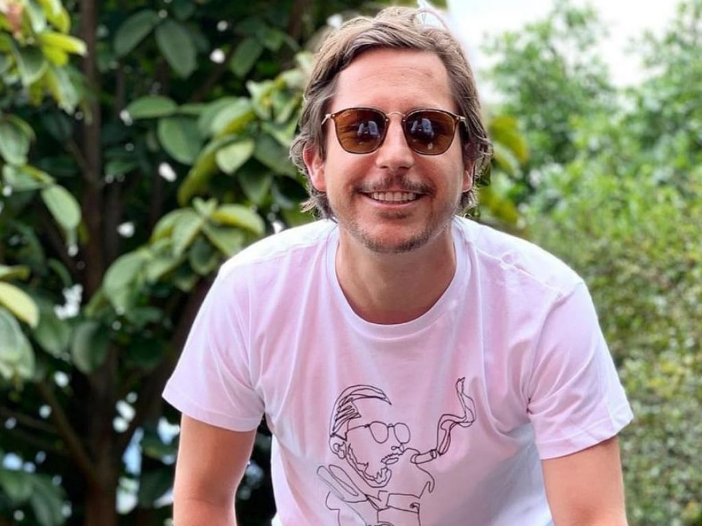Riaño reemplazará a 'Juanpis González' con un "izquierdoso" 2 Riaño reemplazará a 'Juanpis González' con un "izquierdoso" En una reciente entrevista en la Cinemateca de Bogotá, el comediante Alejandro Riaño, quien creó al “rolo gomelo” más conocido en Colombia, dijo que en el futuro quiere reemplazar a su personaje Juanpis González y que la despedida de este será a lo grande, antes de seguir con su siguiente personaje.