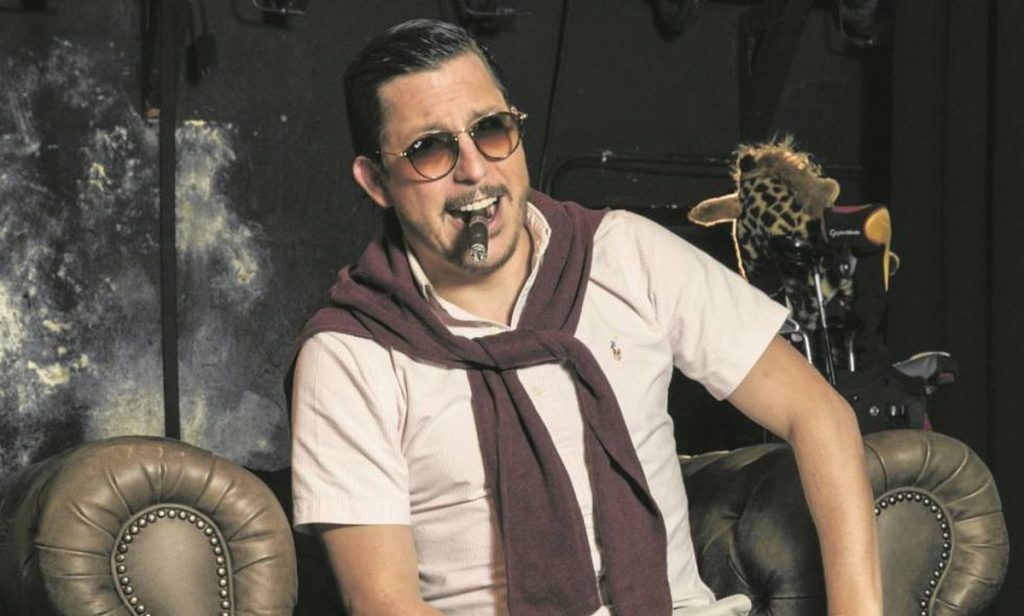Riaño reemplazará a 'Juanpis González' con un "izquierdoso" 1 Riaño reemplazará a 'Juanpis González' con un "izquierdoso" En una reciente entrevista en la Cinemateca de Bogotá, el comediante Alejandro Riaño, quien creó al “rolo gomelo” más conocido en Colombia, dijo que en el futuro quiere reemplazar a su personaje Juanpis González y que la despedida de este será a lo grande, antes de seguir con su siguiente personaje.