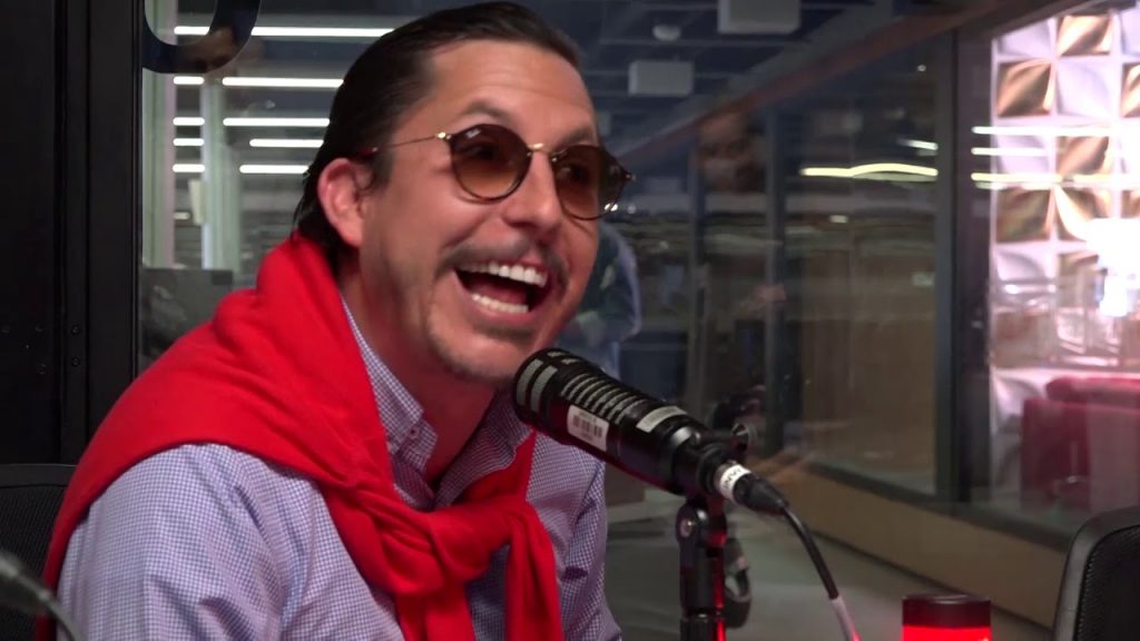 Riaño reemplazará a 'Juanpis González' con un "izquierdoso" 3 Riaño reemplazará a 'Juanpis González' con un "izquierdoso" En una reciente entrevista en la Cinemateca de Bogotá, el comediante Alejandro Riaño, quien creó al “rolo gomelo” más conocido en Colombia, dijo que en el futuro quiere reemplazar a su personaje Juanpis González y que la despedida de este será a lo grande, antes de seguir con su siguiente personaje.