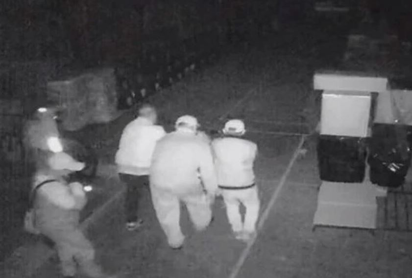 Robaron caja fuerte con $700 millones y se la llevaron en carretilla 2 Robaron caja fuerte con $700 millones y se la llevaron en carretilla Alrededor de 12 criminales cometieron un millonario hurto que se dio a conocer en las últimas horas, en el barrio Ricaurte, cerca al centro de Bogotá, a donde llegaron y aprovechando la penumbra lograron meterse a una bodega, robándose alrededor de 700 millones de pesos.