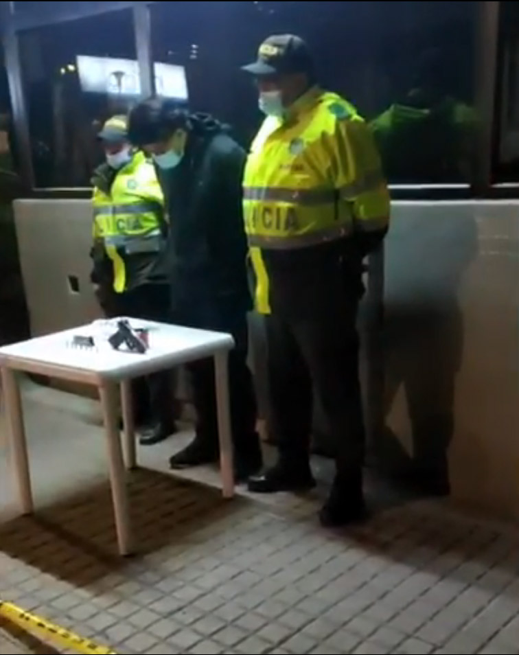 Tras intento de robo cogen a 'rompe vidrios' en Chapinero En las últimas horas la Policía Metropolitana de Bogotá dio a conocer el caso delictivo protagonizada por una banda de 'rompe vidrios', cuyo accionar quedó grabado en una cámara de seguridad de la localidad de Chapinero.