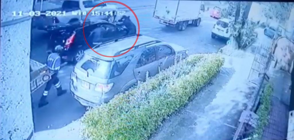 Tras intento de robo cogen a 'rompe vidrios' en Chapinero En las últimas horas la Policía Metropolitana de Bogotá dio a conocer el caso delictivo protagonizada por una banda de 'rompe vidrios', cuyo accionar quedó grabado en una cámara de seguridad de la localidad de Chapinero.