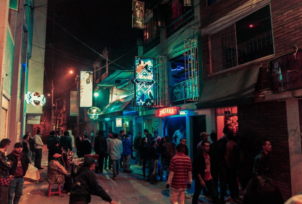 Por 'Bogotá 24 horas', a las 5 a. m. cerrarán los establecimientos Un importante anuncio hizo este viernes la alcaldesa de Bogotá, Claudia López, respecto al funcionamiento de establecimientos comerciales en la ciudad, pues desde este sábado 27 de noviembre extenderán su horario de 3 a 5 de la madrugada.