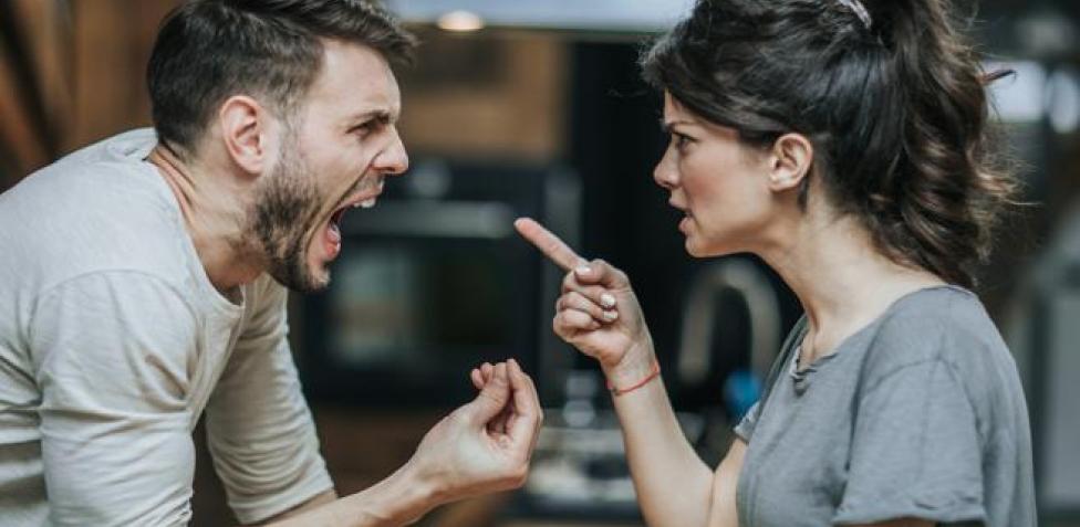 Los hombres experimentan más dolor emocional que las mujeres 2 Los hombres experimentan más dolor emocional que las mujeres Un nuevo estudio sobre el apoyo a las relaciones en línea revela que los hombres tienden a experimentar más dolor emocional que las mujeres cuando su relación se rompe, según publican en el 'Journal of Social and Personal Relationships'.
