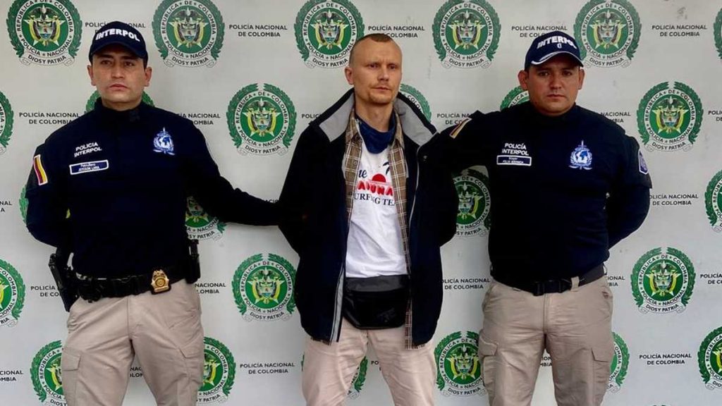 En aeropuerto El Dorado cae 'Ali Ali', ruso del Estado Islámico 2 En aeropuerto El Dorado cae 'Ali Ali', ruso del Estado Islámico La Policía Nacional capturó con fines de extradición al ciudadano ruso Vladimir Taranetc, conocido como ‘Ali Ali’, en el Aeropuerto El Dorado de Bogotá. Este hombre es señalado por las autoridades de su país como integrante del autodenominado grupo terrorista Estado Islámico.