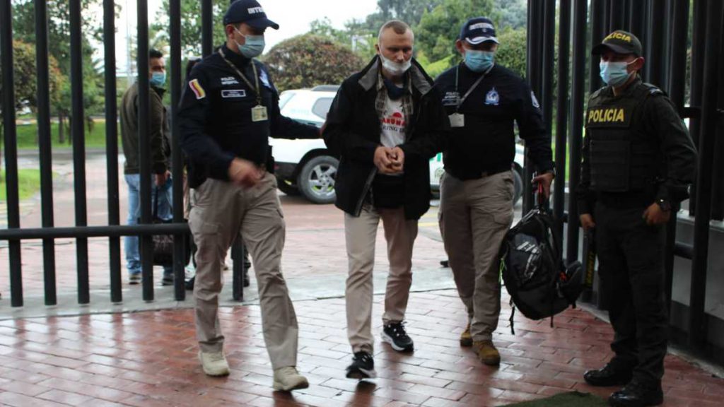 En aeropuerto El Dorado cae 'Ali Ali', ruso del Estado Islámico 3 En aeropuerto El Dorado cae 'Ali Ali', ruso del Estado Islámico La Policía Nacional capturó con fines de extradición al ciudadano ruso Vladimir Taranetc, conocido como ‘Ali Ali’, en el Aeropuerto El Dorado de Bogotá. Este hombre es señalado por las autoridades de su país como integrante del autodenominado grupo terrorista Estado Islámico.