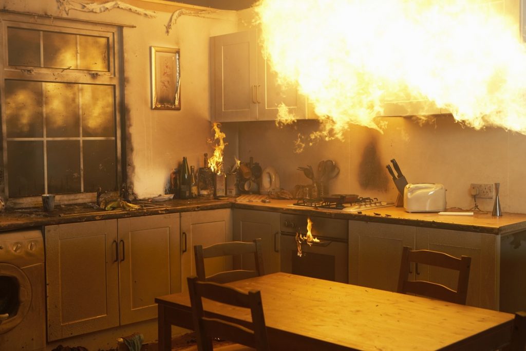 Consejos para evitar un posible incendio en el hogar A horas de que inicie el último mes del año, el Cuerpo de Bomberos de Bogotá hace un llamado a la ciudadanía, pues diciembre es considerado un mes en el que se incrementa el riesgo de incendio en los hogares.