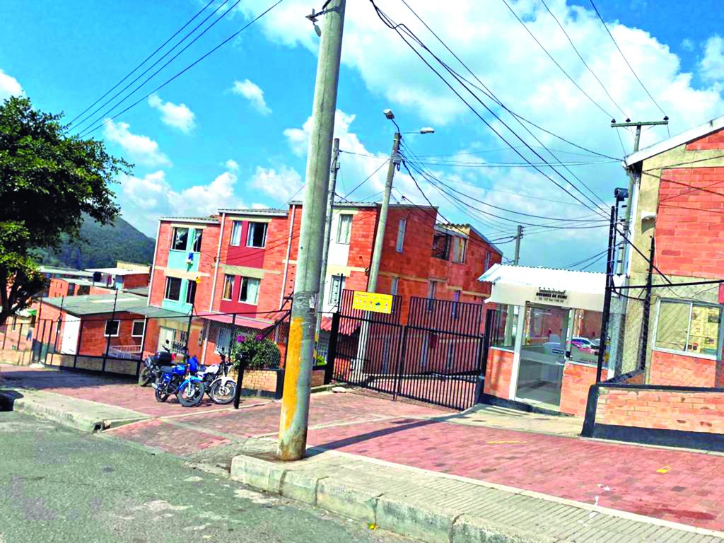 A Ginna la asesinó su hijo en medio de una discusión 2 A Ginna la asesinó su hijo en medio de una discusión El primer amor de cualquier hijo es su madre, no solo porque lo trae al mundo, sino porque a partir de que la mamá da a luz, su vida empieza a girar en torno a esa criatura que sueña con sacar adelante. Precisamente eso era lo que hacía a diario Ginna Paola Morales, una mujer que luchaba por darle lo mejor a sus dos hijos, lejos de imaginar que uno de ellos sería capaz de arrebatarle la vida.