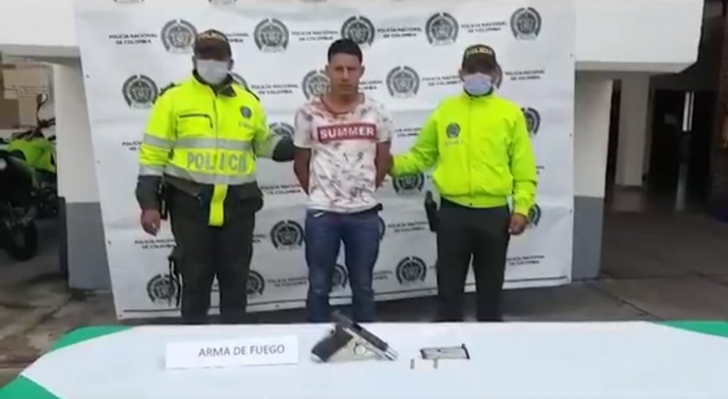 Atracadores robaron una moto, pero luego capturaron a uno 1 Atracadores robaron una moto, pero luego capturaron a uno Este jueves la Policía de Bogotá dio un golpe contra el crimen en el norte de la ciudad, en inmediaciones de la Calle 170, a la altura de la Biblioteca Julio Mario Santo Domingo, donde un pillo señalado por el delito de hurto fue capturado.