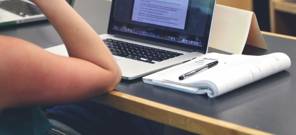 ¡Para jóvenes! Aproveche para capacitarse gratis en tecnología Con el fin de reducir la brecha de talento que existe en Colombia y en el resto de América Latina, Oracle, la compañía tecnológica, lanzó ONE (Oracle Next Education), un programa gratuito que busca formar a más de 40.000 jóvenes en la región y a 5.000 en Colombia en temas de programación, front end, lenguaje Java y soft skills.