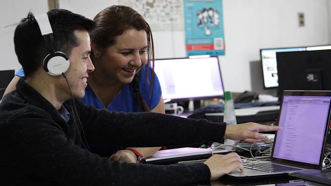 ¡Para jóvenes! Aproveche para capacitarse gratis en tecnología Con el fin de reducir la brecha de talento que existe en Colombia y en el resto de América Latina, Oracle, la compañía tecnológica, lanzó ONE (Oracle Next Education), un programa gratuito que busca formar a más de 40.000 jóvenes en la región y a 5.000 en Colombia en temas de programación, front end, lenguaje Java y soft skills.
