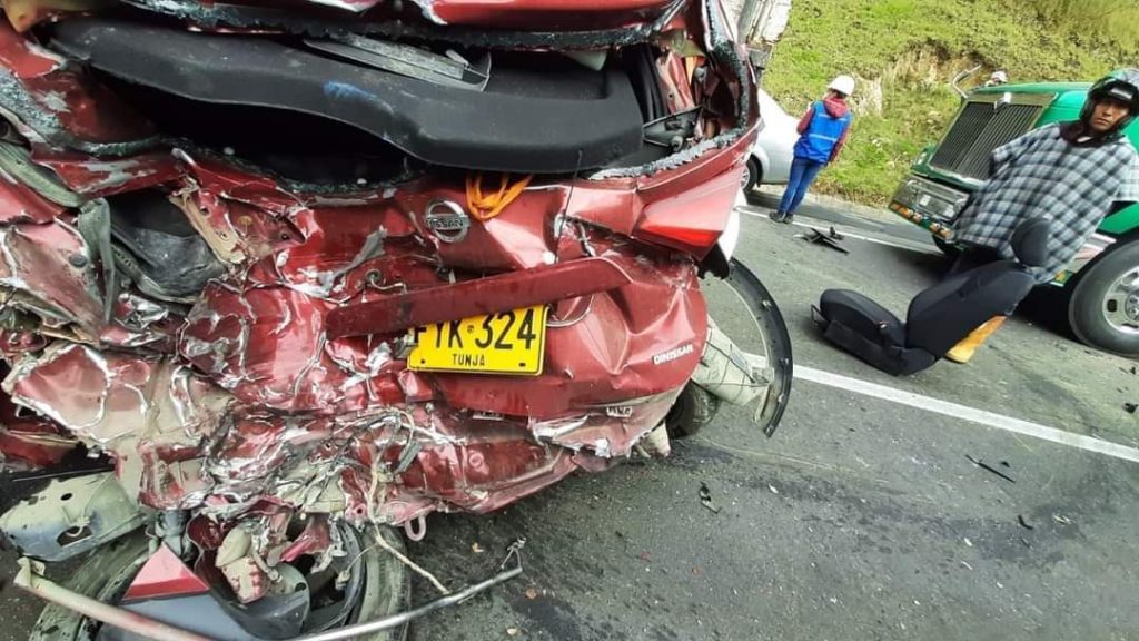 Tractomula sin frenos causa accidente múltiple en carretera Un estrepitoso accidente ocurrió la mañana de este lunes en la vía entre Tunja y Bogotá, donde una tractomula sufrió un problema mecánico y terminó propiciando un accidente múltiple en la carretera.