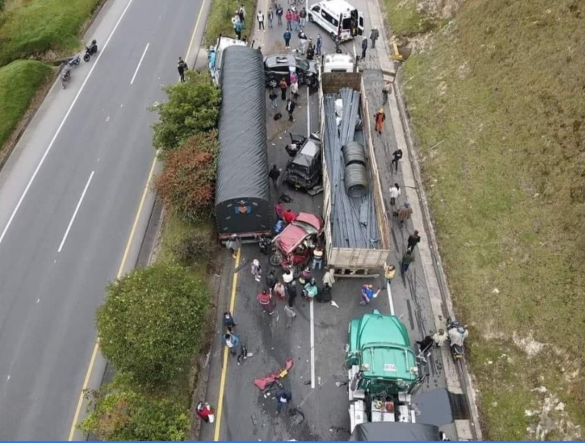 Tractomula sin frenos causa accidente múltiple en carretera Un estrepitoso accidente ocurrió la mañana de este lunes en la vía entre Tunja y Bogotá, donde una tractomula sufrió un problema mecánico y terminó propiciando un accidente múltiple en la carretera.