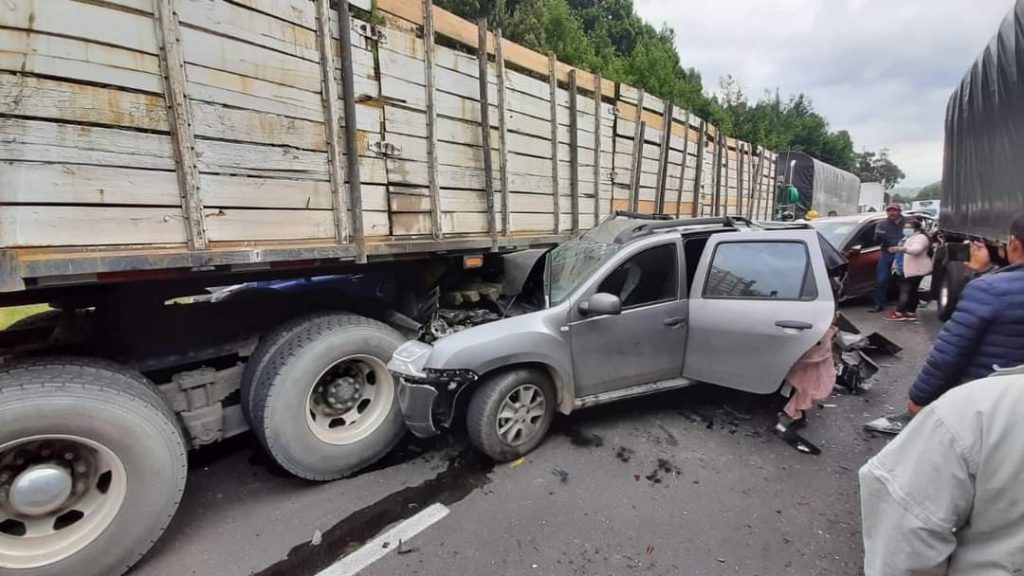 Tractomula sin frenos causa accidente múltiple en carretera Un estrepitoso accidente ocurrió la mañana de este lunes en la vía entre Tunja y Bogotá, donde una tractomula sufrió un problema mecánico y terminó propiciando un accidente múltiple en la carretera.