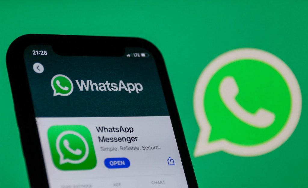 A bloquear WhatsApp con huella o reconocimiento facial 1 A bloquear WhatsApp con huella o reconocimiento facial WhatsApp es una de las aplicaciones de mensajería instantánea más usadas en todo el mundo, es por ello que está en constante cambio, sacando novedades y actualizaciones para fortalecer su seguridad y proteger las cuentas de los usuarios.