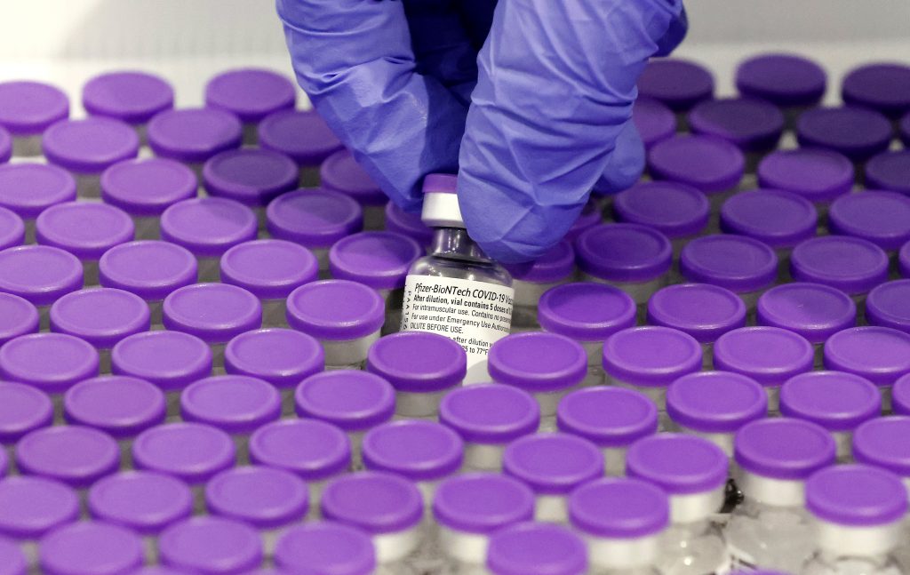 Tras llegada de 35.100 dosis, se reactivan las dosis de Pfizer 7 Tras llegada de 35.100 dosis, se reactivan las dosis de Pfizer A partir de este jueves 16 de diciembre en los más de 30 grandes puntos de vacunación que tiene Bogotá habrá disponibilidad de dosis Pfizer para la población priorizada, informó la Secretaría Distrital de Salud.